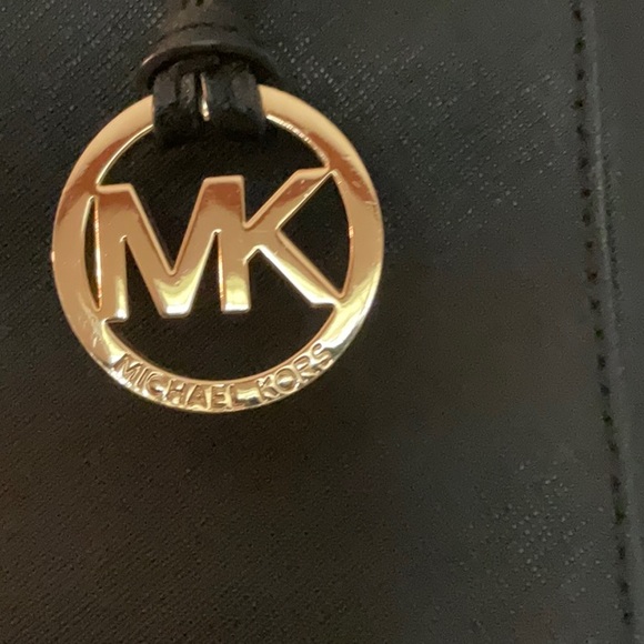 Michael Kors Black Sheila Medium Faux Saffianon Leather Satchel - Picture 4 of 13